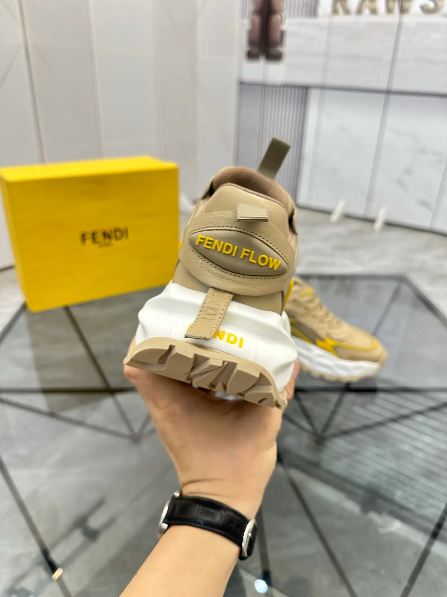 Men's shoes: 💰P580¥ Product trademark: Fendi* "Fendi*" low-top sports shoes Regular size: 39-44 (can be customized to 38.45.46) Product material: imported cowhide upper, breathable lining, original outsole. No.: 0008